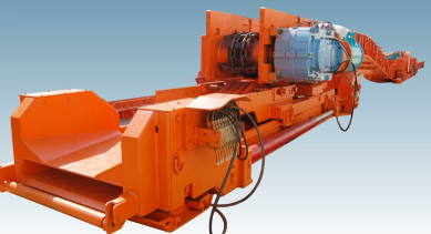 刮板轉(zhuǎn)載機(jī)-煤礦運(yùn)輸?shù)暮脦褪?/></p><p>刮板轉(zhuǎn)載機(jī)可與刮板輸送機(jī)、順槽可伸縮皮帶機(jī)、破碎機(jī)、液壓支架相配套。</p><p>在工作時(shí)，刮板轉(zhuǎn)載機(jī)的機(jī)頭小車會(huì)搭接在皮帶機(jī)的機(jī)尾上，隨著工作面輸送機(jī)的推移步距進(jìn)行整體調(diào)整。這樣，煤炭就可以從工作面輸送機(jī)經(jīng)過橋式轉(zhuǎn)載機(jī)，順利地轉(zhuǎn)載到可伸縮皮帶機(jī)上，然后被運(yùn)走。</p><p>在大型綜采工藝中，刮板轉(zhuǎn)載機(jī)的作用尤為顯著。它的一端與工作面輸送機(jī)搭接，另一端則與帶式輸送機(jī)的機(jī)尾相連。這種設(shè)備能夠?qū)⒉删蛎嫔嫌晒伟鍣C(jī)運(yùn)出的煤炭從巷道底板升高后，轉(zhuǎn)送到帶式輸送機(jī)上。</p><p>順槽用刮板轉(zhuǎn)載機(jī)有軋制中部槽組裝式和整體組焊箱式結(jié)構(gòu)兩種，以滿足不同用戶的需求。采用整體組焊箱式結(jié)構(gòu)的順槽用轉(zhuǎn)載機(jī)具有安裝方便、便于維護(hù)的優(yōu)點(diǎn)，整機(jī)壽命（過煤量）可達(dá)到40至1000萬(wàn)噸。</p><p><br/></p>
                    </div>
                </div>


                <div   id=